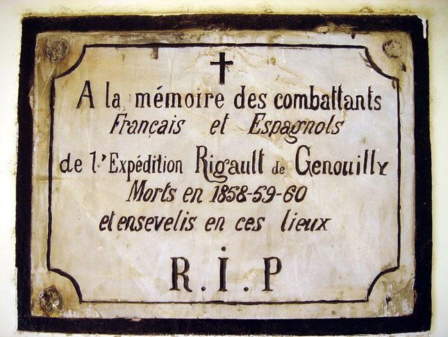 Chữ R.I.P trên bia đá trong nhà nguyện ở khu nghĩa địa Pháp - Tây Ban Nha trên bán đảo Sơn Trà. Ảnh: V.T.L